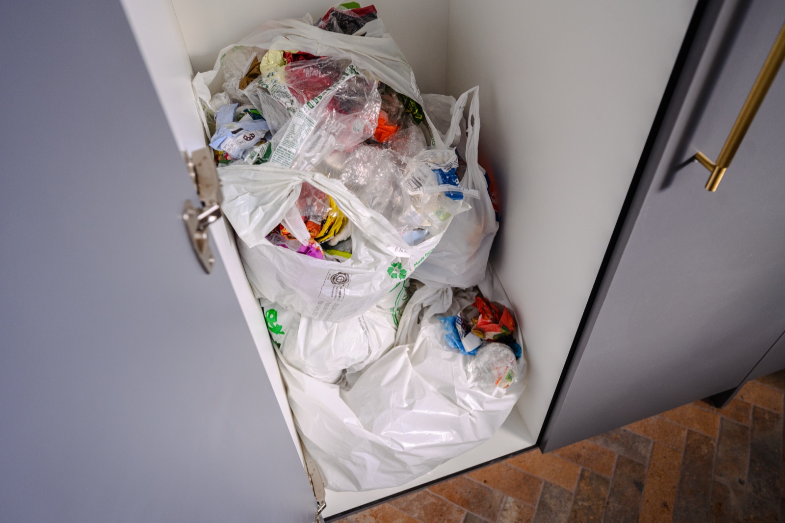 圧縮する前の乱雑に広がったプラスチック袋