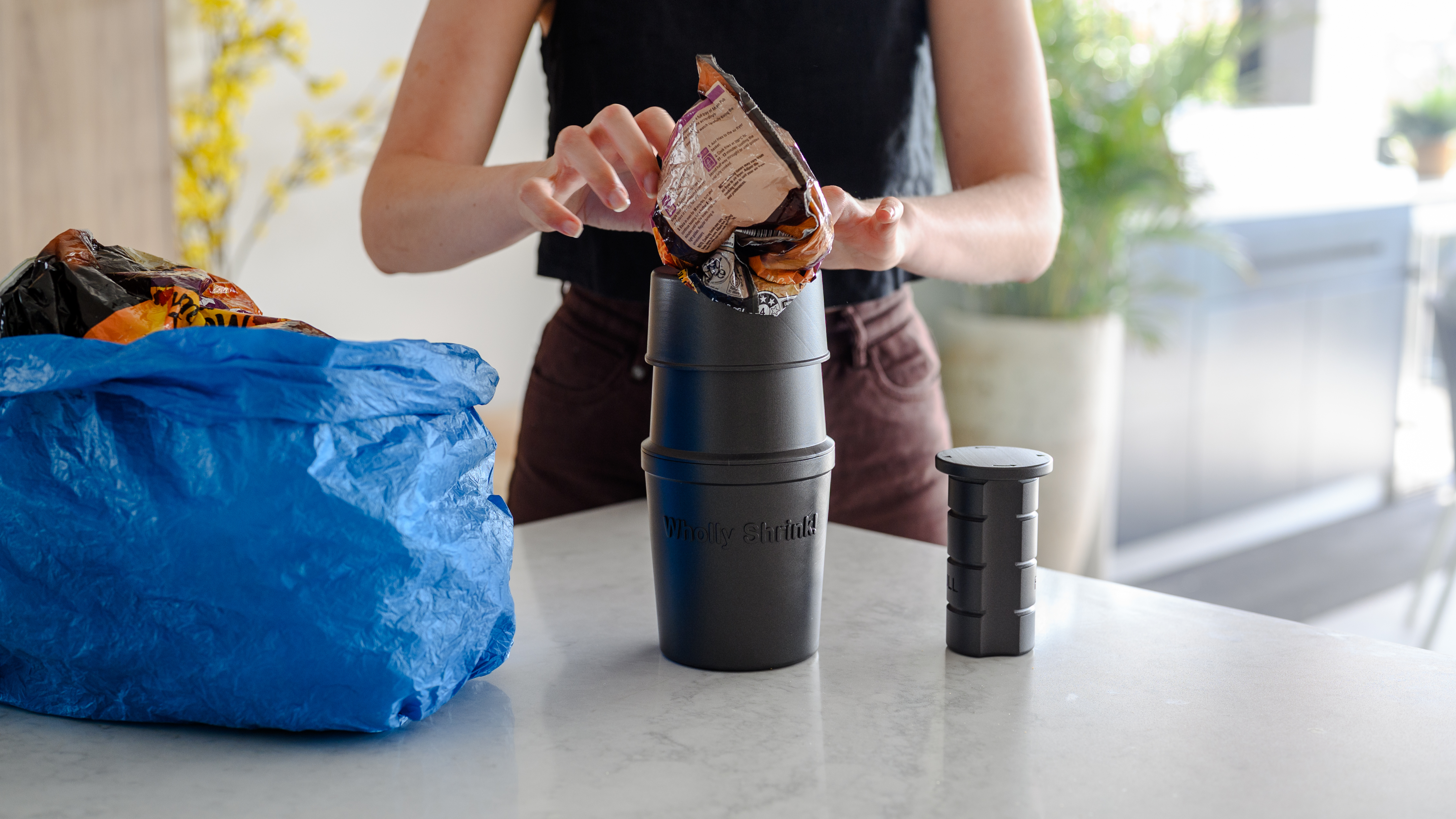 The Shrinker!に袋を入れる様子